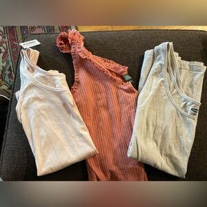 Womens tank top bundle
Of 3 Sz xxl